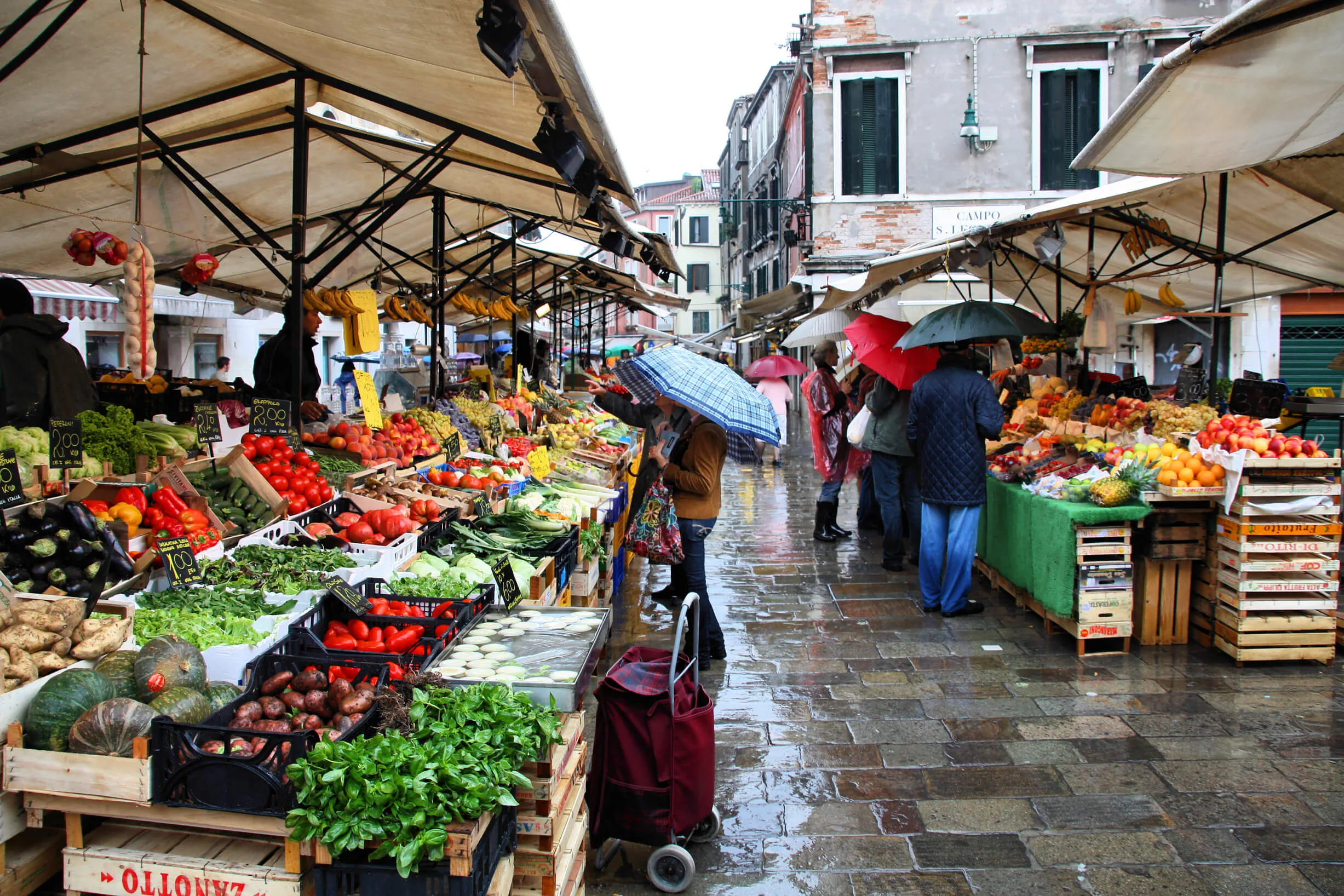 Immagine bancarelle mercato all'aperto